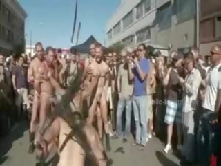 Público plaza con stripped hombres prepared para salvaje coarse violent homosexual grupo sexo película