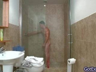 Marvellous שרירי בָּחוּר מאונן תחת מקלחת