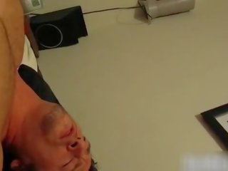 Travolgente gay ragazza steps in anteriore di un webcam
